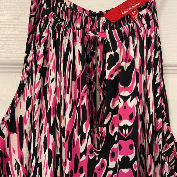 Saks Fifth Avenue Red A lined drawstring neck design with key holes. Siz… - Picture 1 of 3